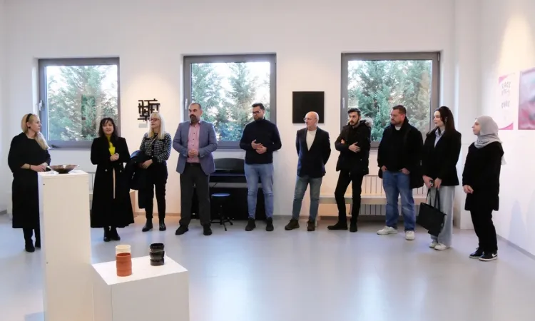 Raznolika kreativnost na izložbi: Godišnja izložba majstorstva VACD osoblja u različitim medijima