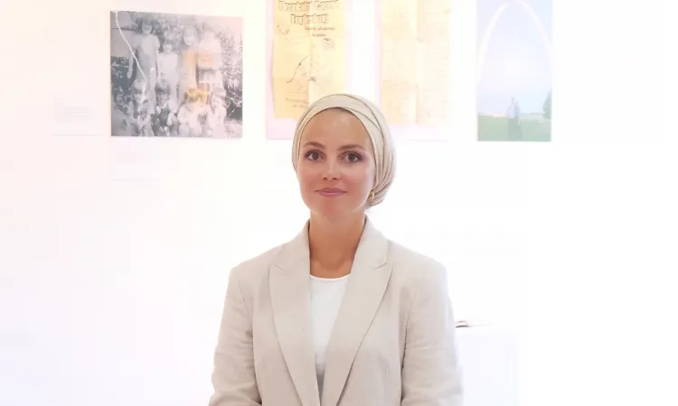 Između dva svijeta: Bosansko-američki identitet kroz rad Tasneem Tanović